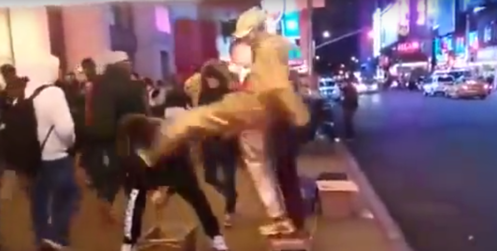 Krao novac od pantomimičara, pa dobio... (VIDEO)