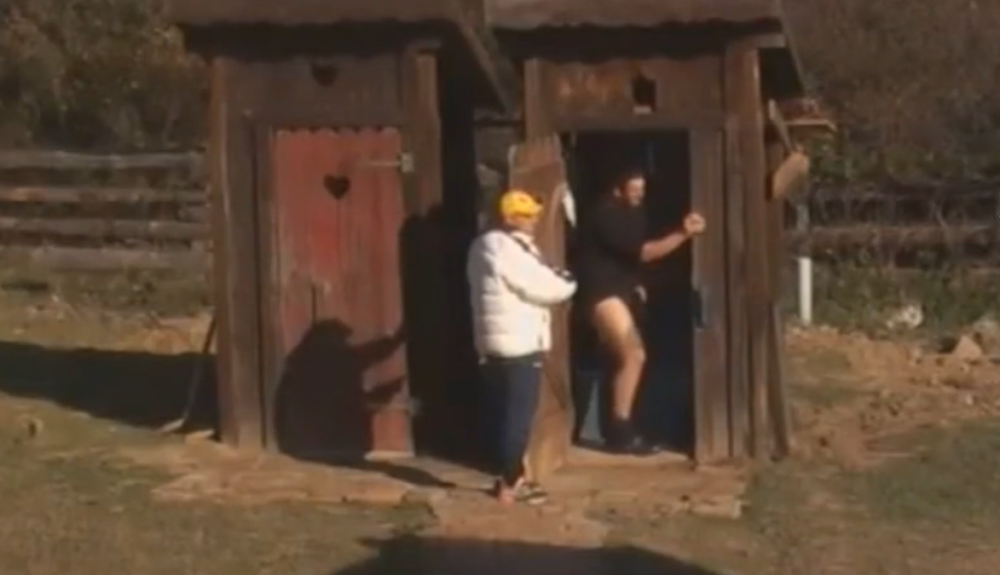 Kristijan ima poseban ritual kad ide u WC (VIDEO)