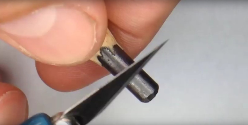 Uzeo je skalpel i olovku i napravio čudo! (VIDEO)