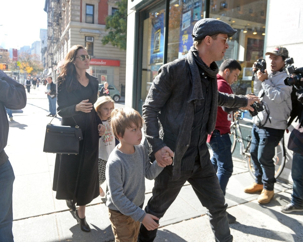 Anđa i Bred vode decu u knjižaru (FOTO)