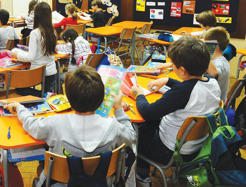 U Ivanjici đake prvake skidali gole, pa ih ucenjivali fotografijama