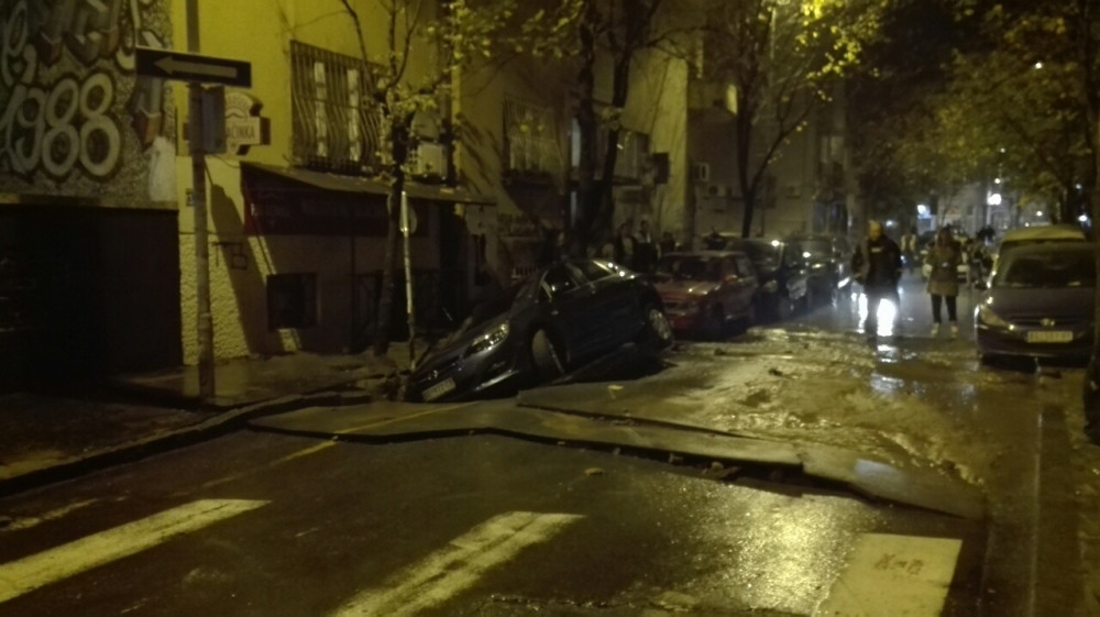 Pukla vodovona cev, propao automobil (FOTO)