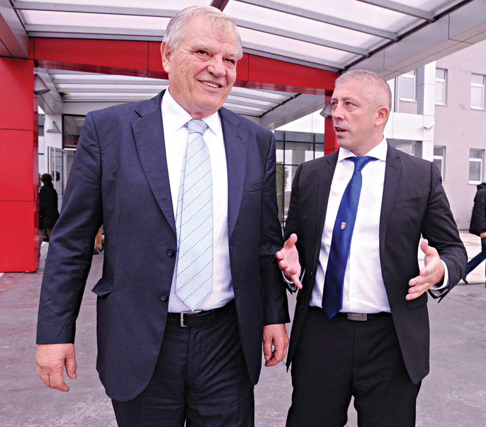 Kokeza, knjigu u šake, ako hoćeš u Toletovu fotelju