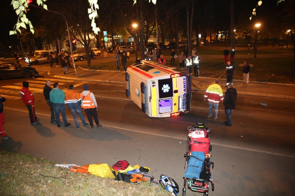 Prevrnula se Hitna pomoć, više povređenih (FOTO)