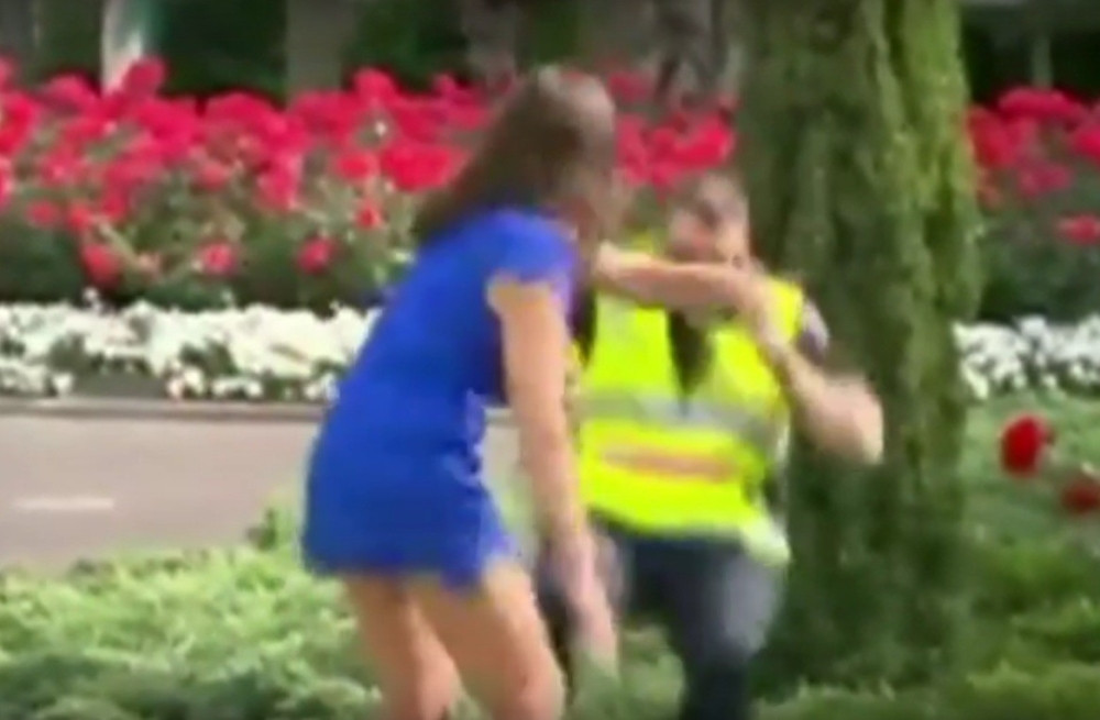 Devojka bez razloga gurnula policajca u cveće (VIDEO)