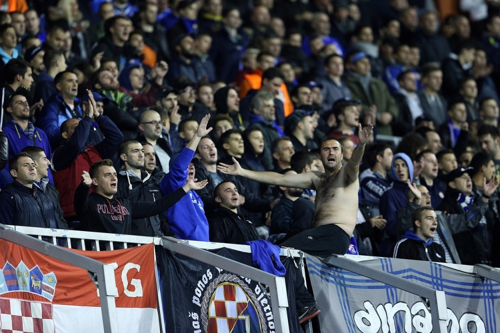 Sukob navijača traje godinama, a ovoga puta radile su i sekire! (VIDEO)