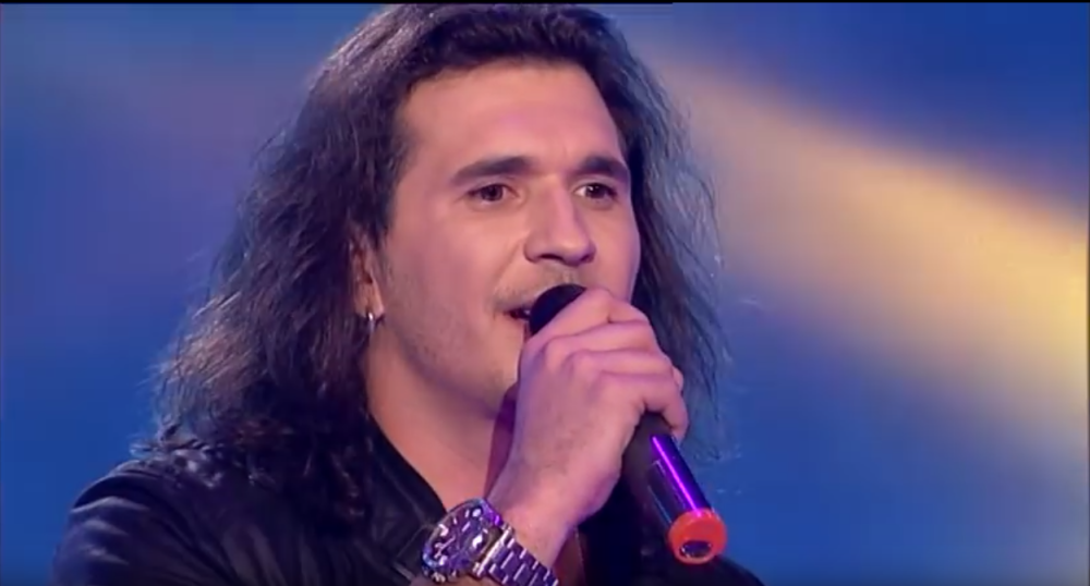 Naš pevač se pohvalio svojom mašinom: Svi se pitaju kako ulazi unutra! (FOTO)