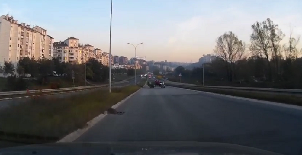 Motokultivatorom izleteo na put i umalo napravio haos! (VIDEO)