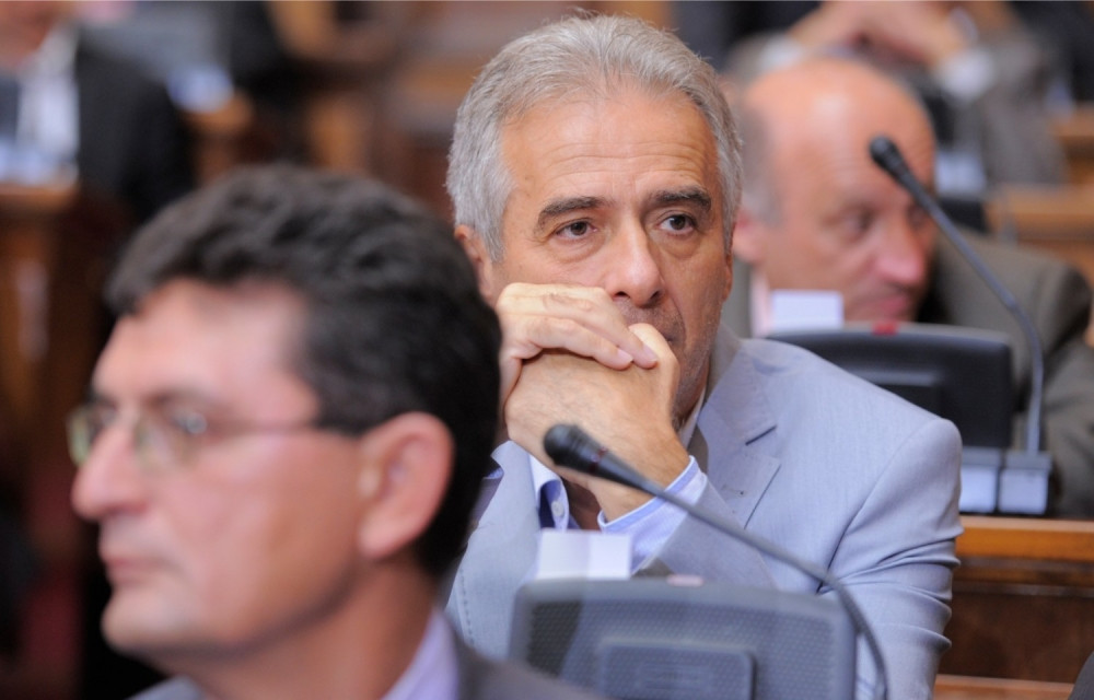 Radikal gađao Drecuna zastavom Kosova