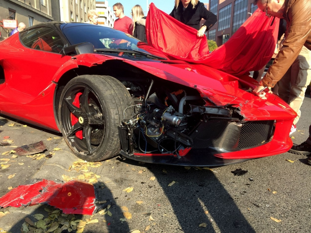 Kupio novi "ferari" i slupao ga za minut! (VIDEO)