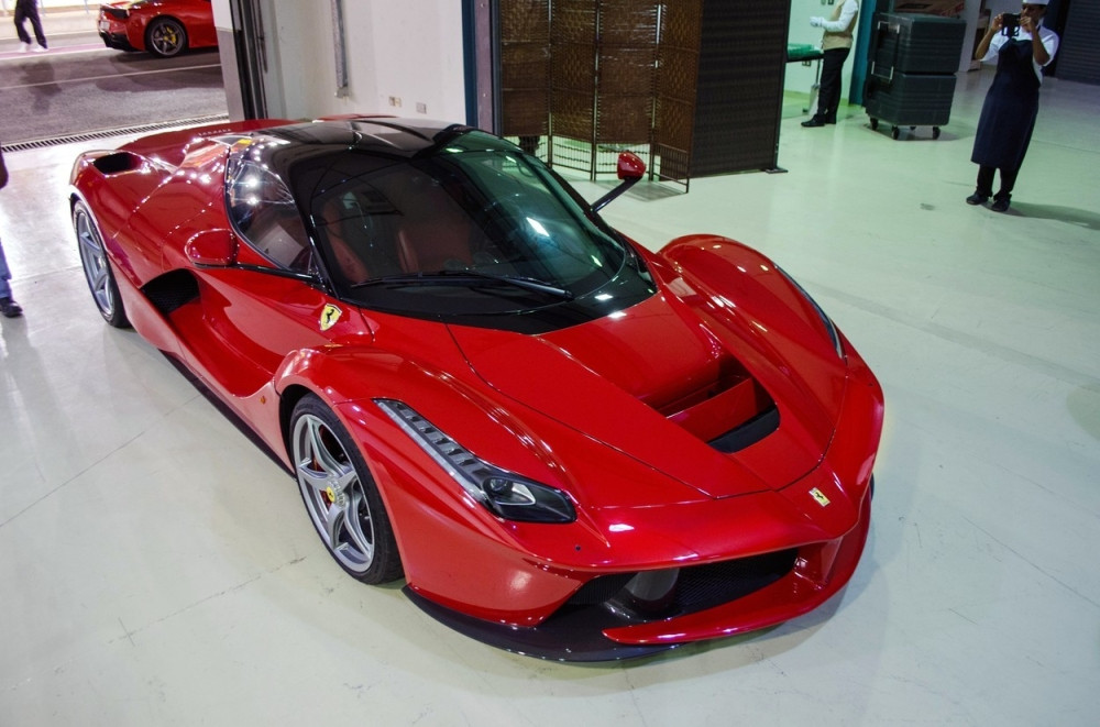 Ukrao Ferarija, uhvaćen jer nije imao novca za gorivo