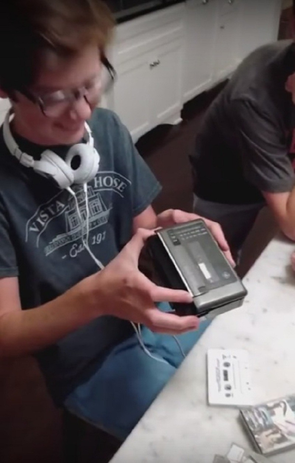 Ovako izgleda kada današnjim klincima date vokmen (VIDEO)