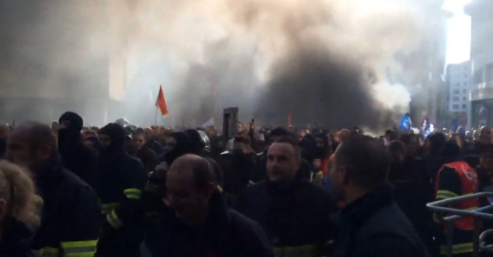 Policija ispalila suzavac i šok bombe (FOTO+VIDEO)