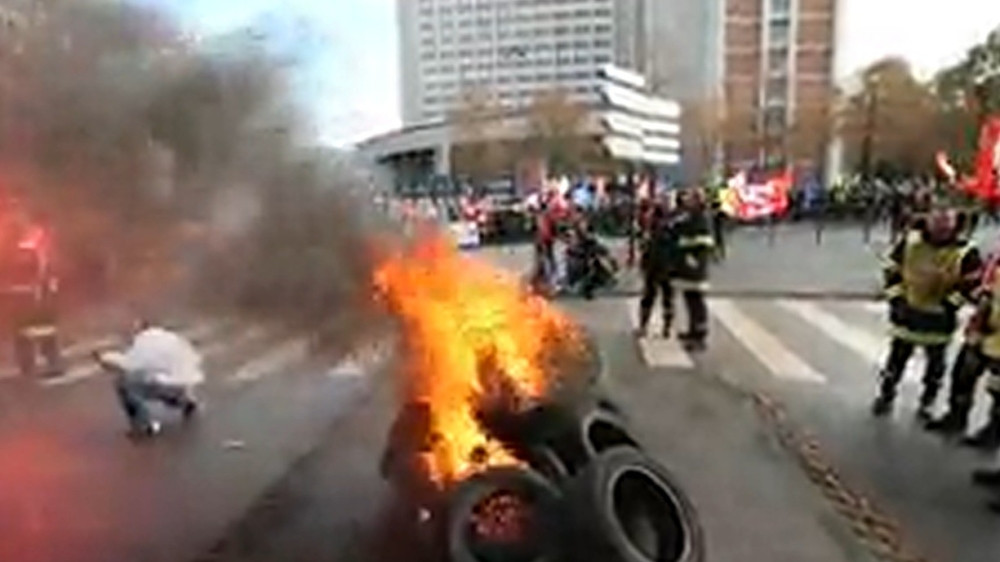 Vatrogasci paljenjem izrazili protest (VIDEO)