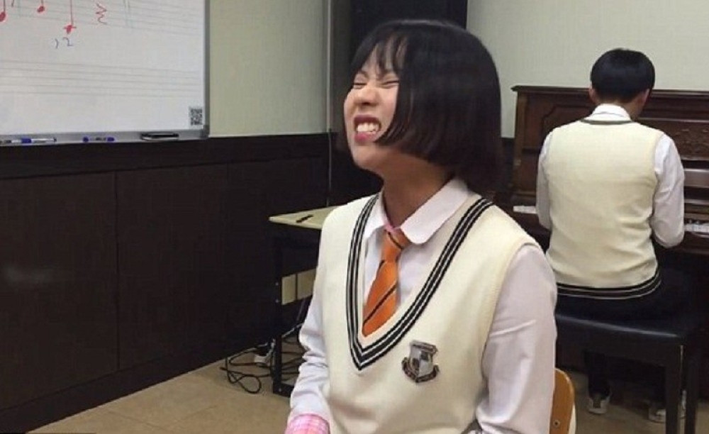 Pogledajte kako Južnokorejska studentkinja peva "Hello"