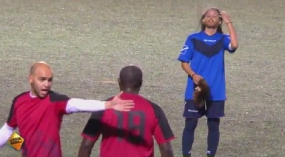 Prerušila se u muškarca, davala golove, a potom skinula masku! (VIDEO)