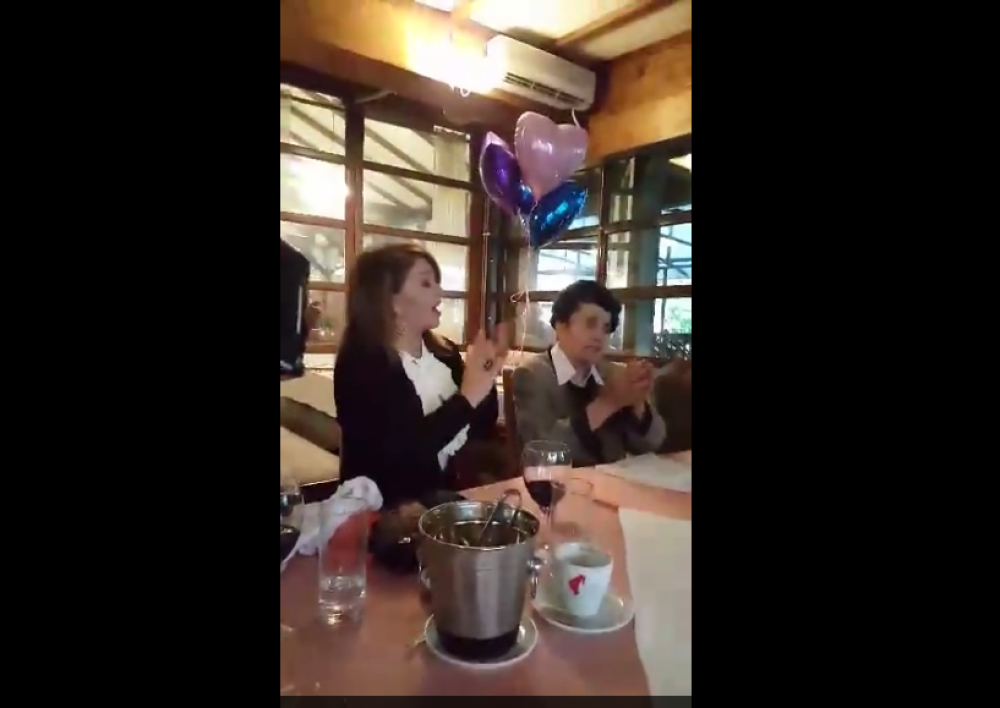Neda Ukraden otpevala mami rođendansku pesmu (VIDEO)