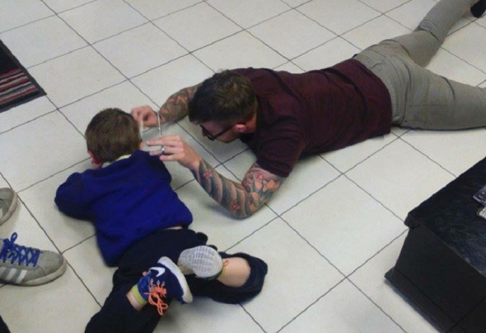 Frizer nije odustao dok nije ošišao autističnog dečaka (FOTO)