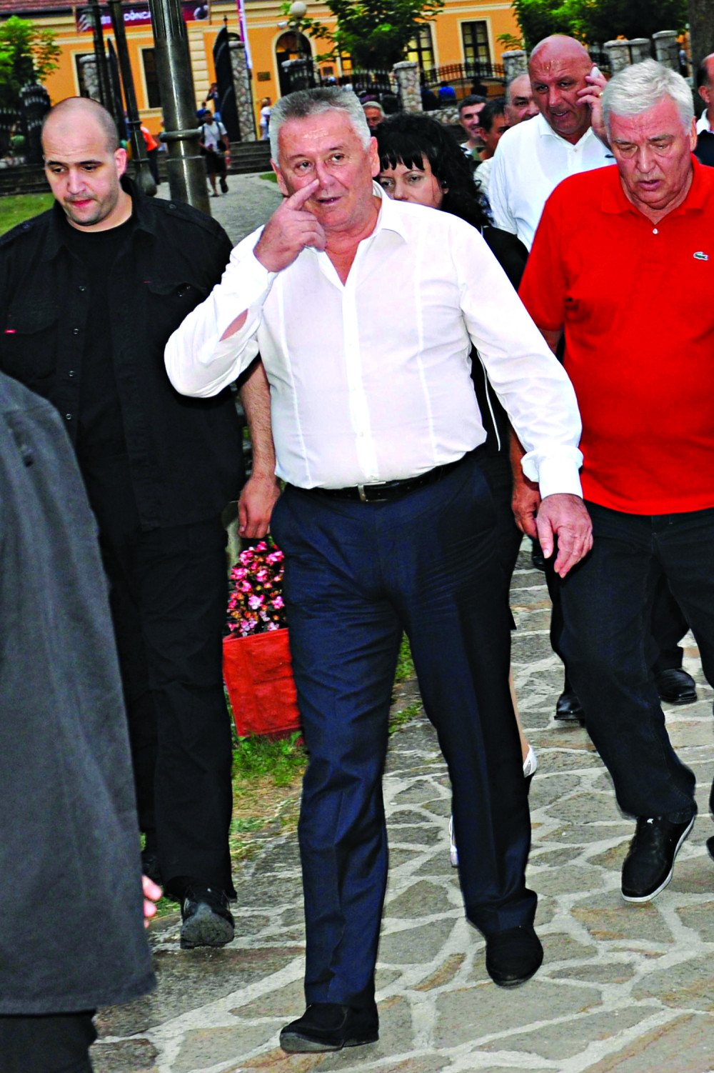 Vagam između Nikolića i Jeremića!