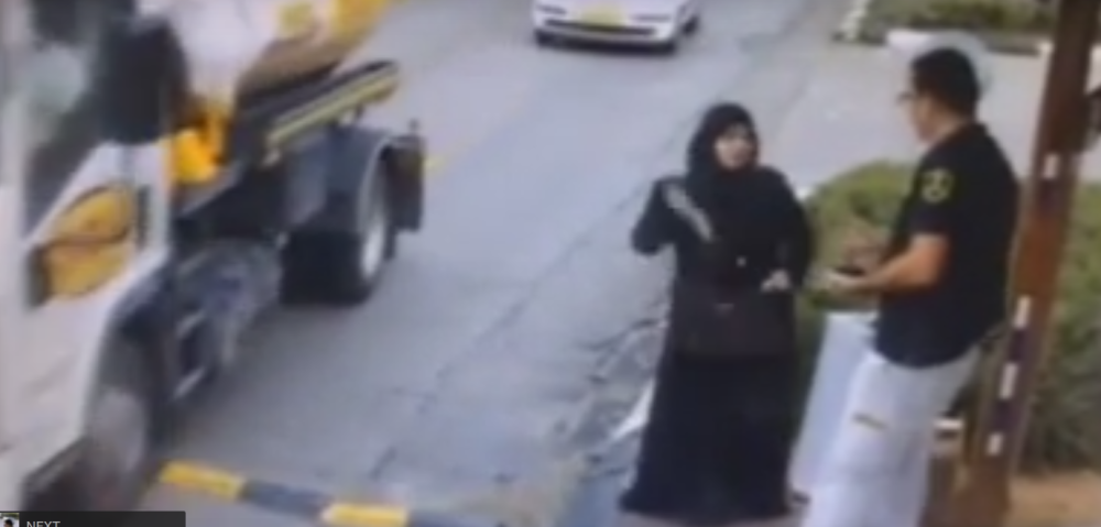 Palestinka hladnokrvno vadi nož i ubada Izraelca! (VIDEO)