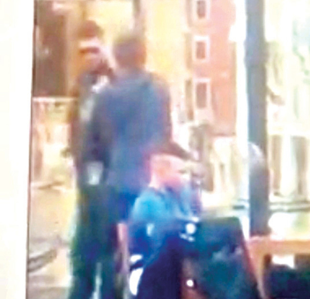 Marko pesničio Željka po glavi!