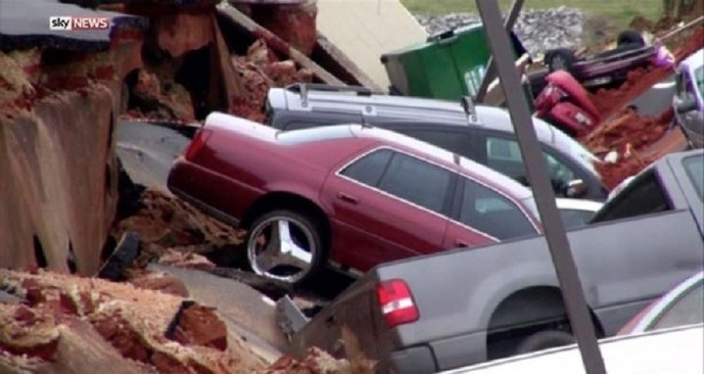 Rupa progutala 12 automobila u Misispiju (VIDEO)