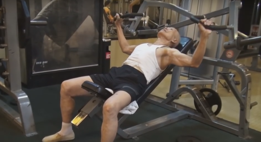 Deka u 93. godini ne izbija iz teretane! (VIDEO)