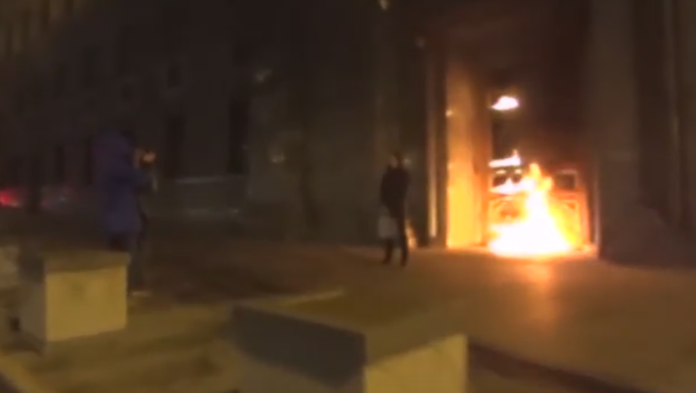 Umetnik zapalio ulazna vrata zgrade bivšeg KGB-a