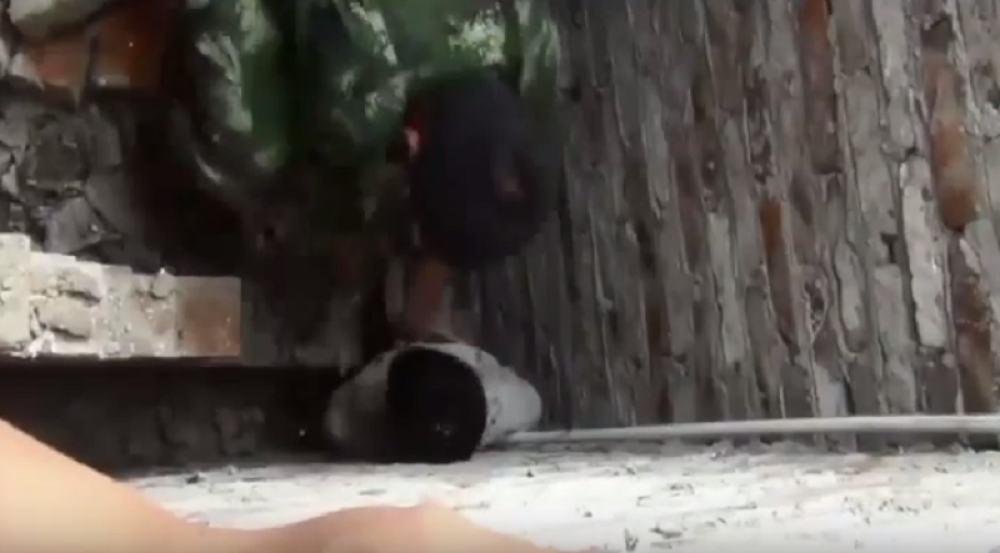 Dečak (9) se zaglavio između dva zida, čuli se samo jauci! (VIDEO)