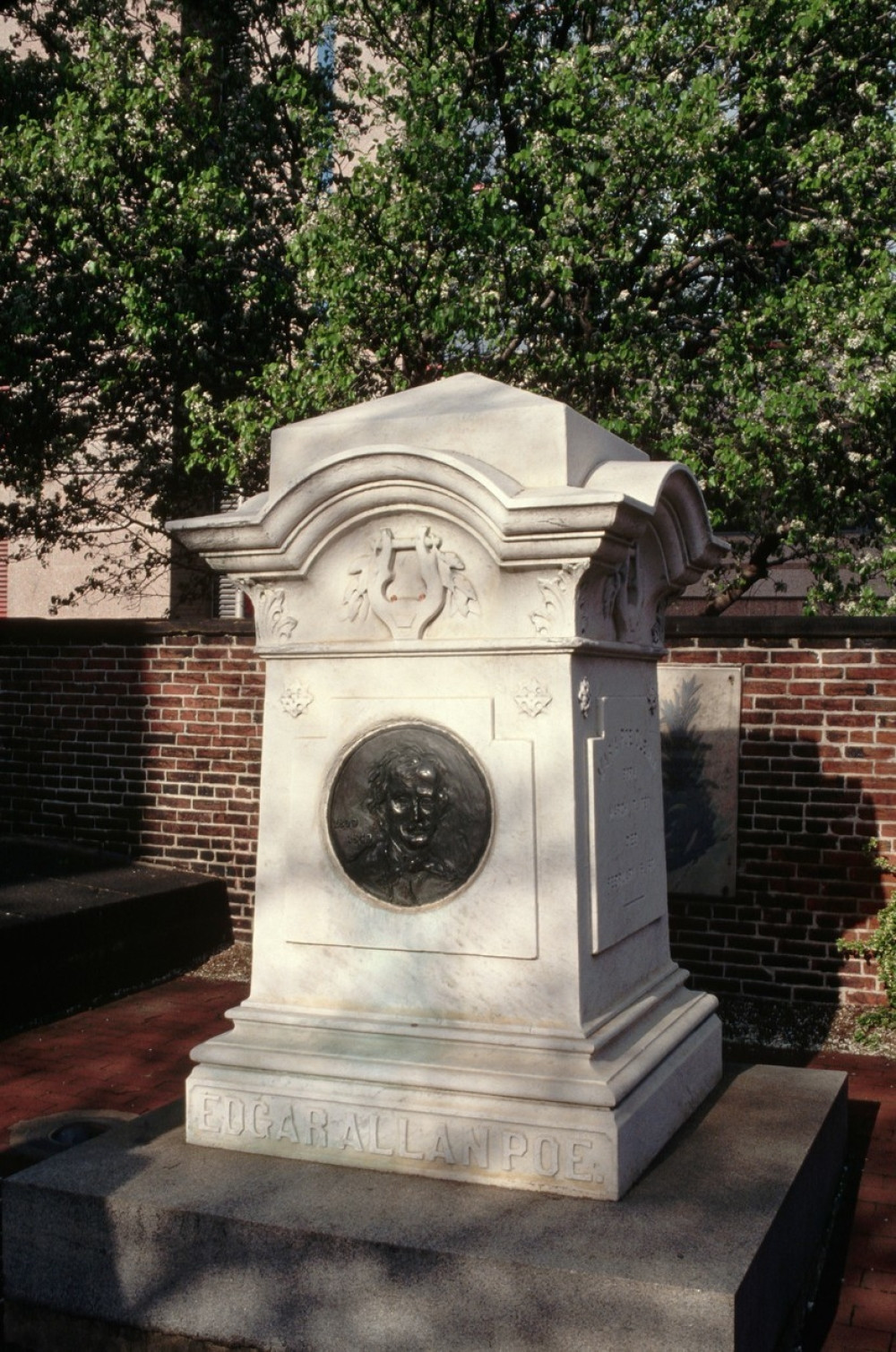 Odabran 'tajni posetilac' groba Edgara Alana Poa