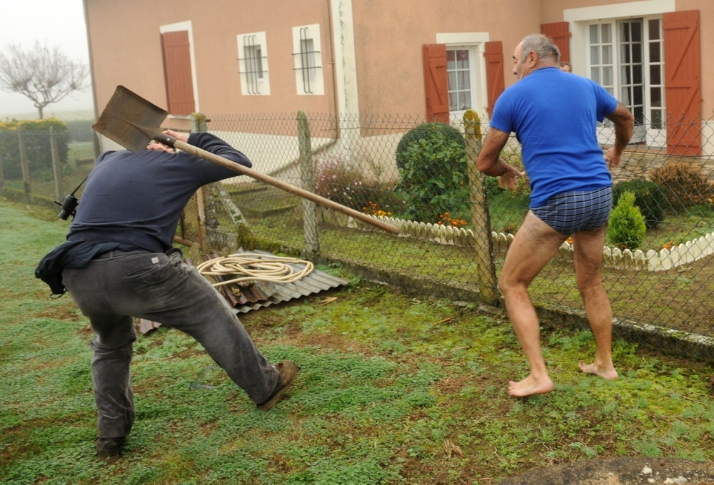 U gaćama s lopatom jurio aktiviste! (FOTO)