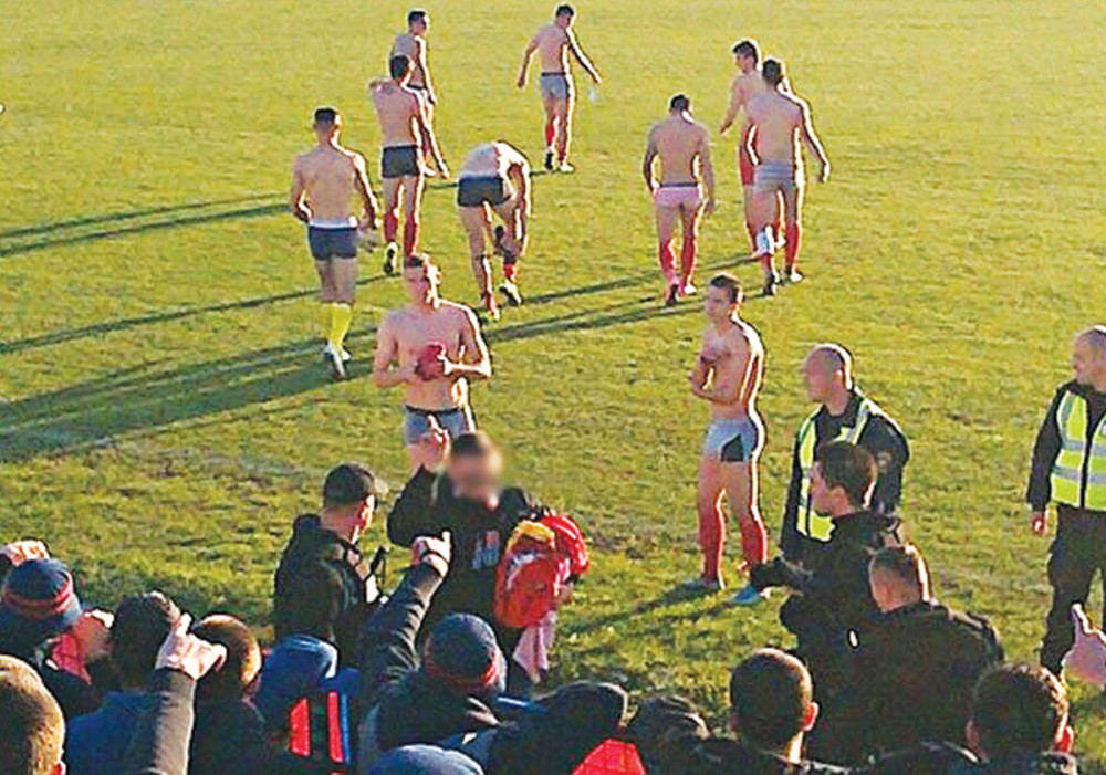 Navijači ih skinuli do gaća