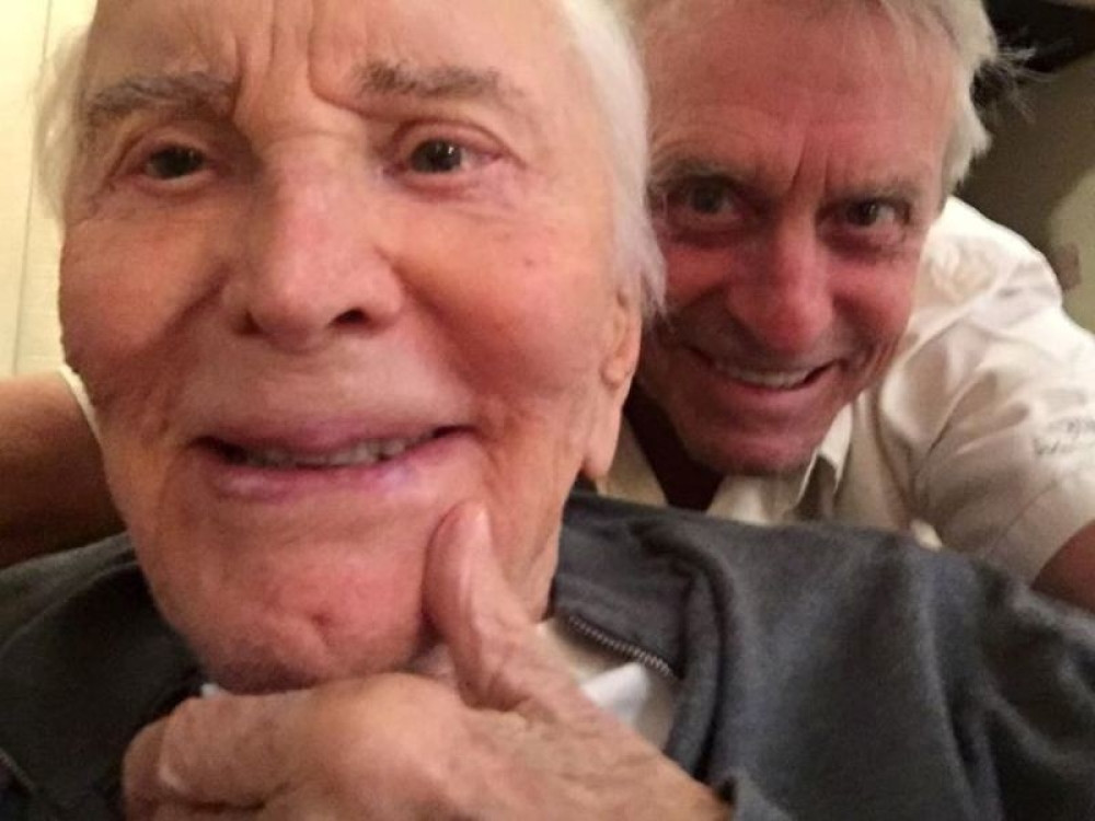 Legendarni Kirk Daglas puni 100 godina!