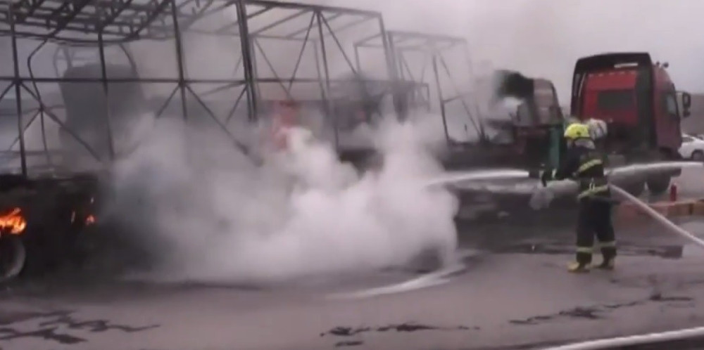 Kamiondžija vozio šleper u plamenu (VIDEO)