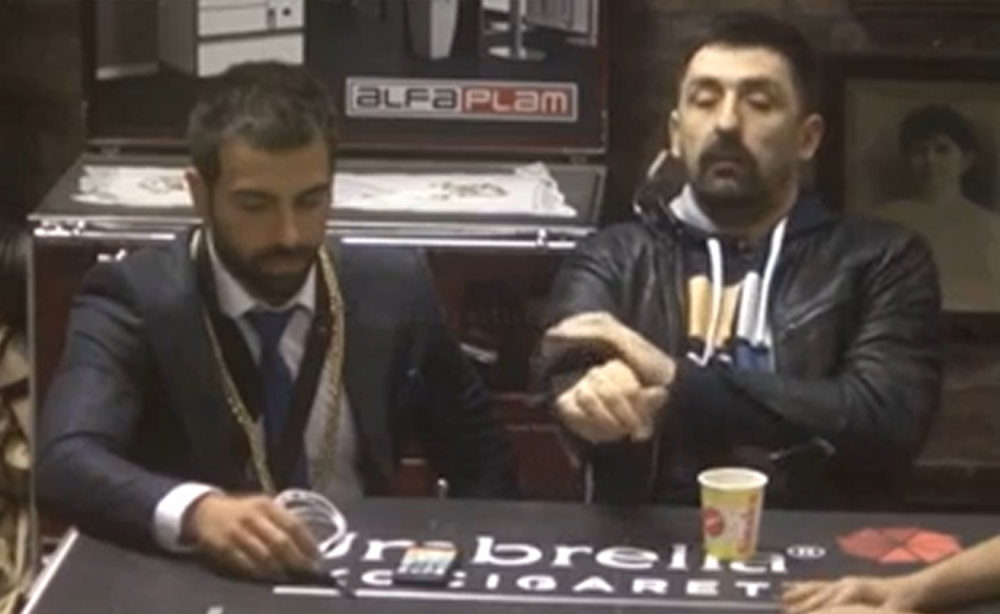 Pevačica je pristala da bude sluga i zatražila je štapiće!