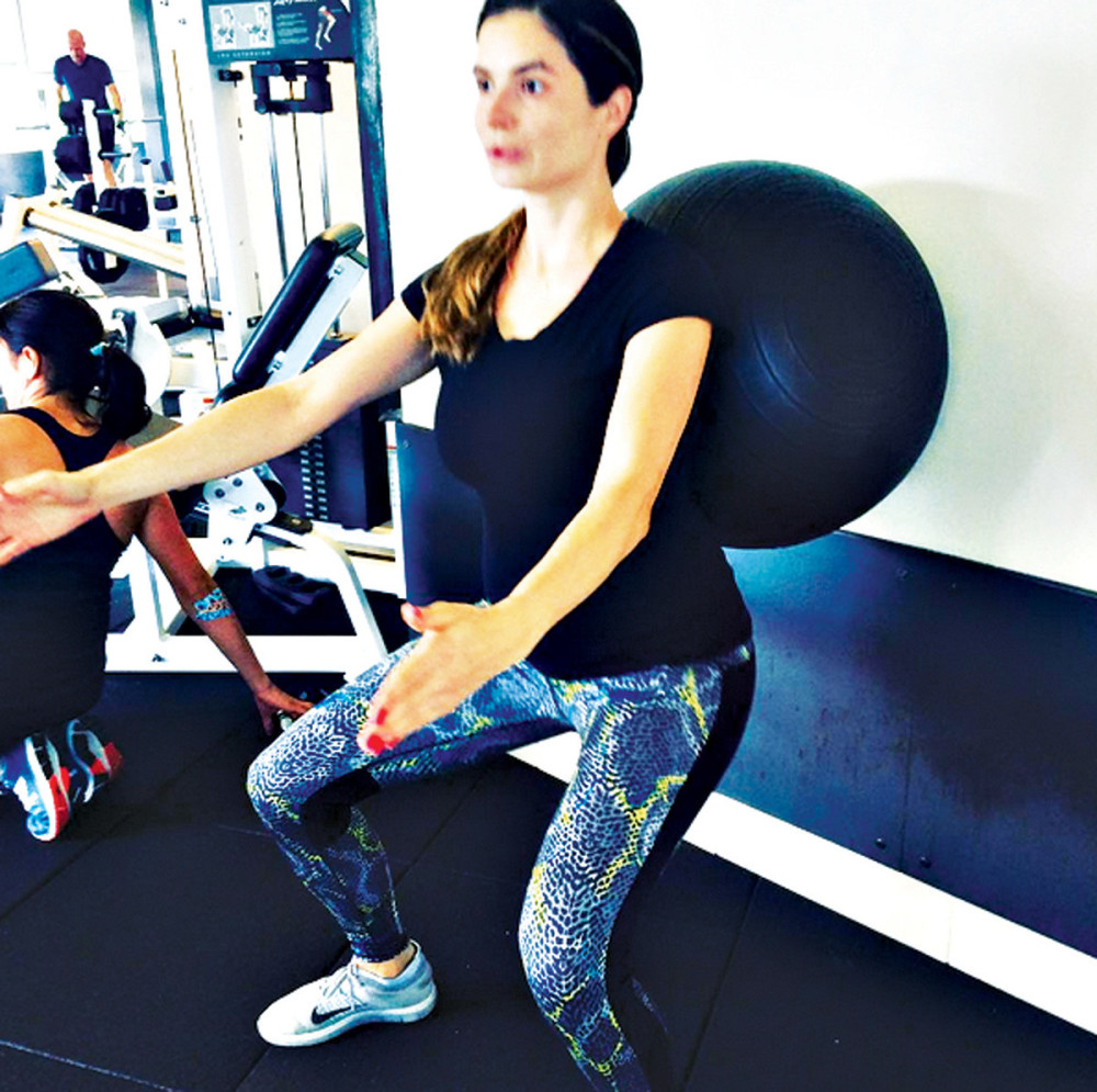 Marija se vežbama sprema za porođaj