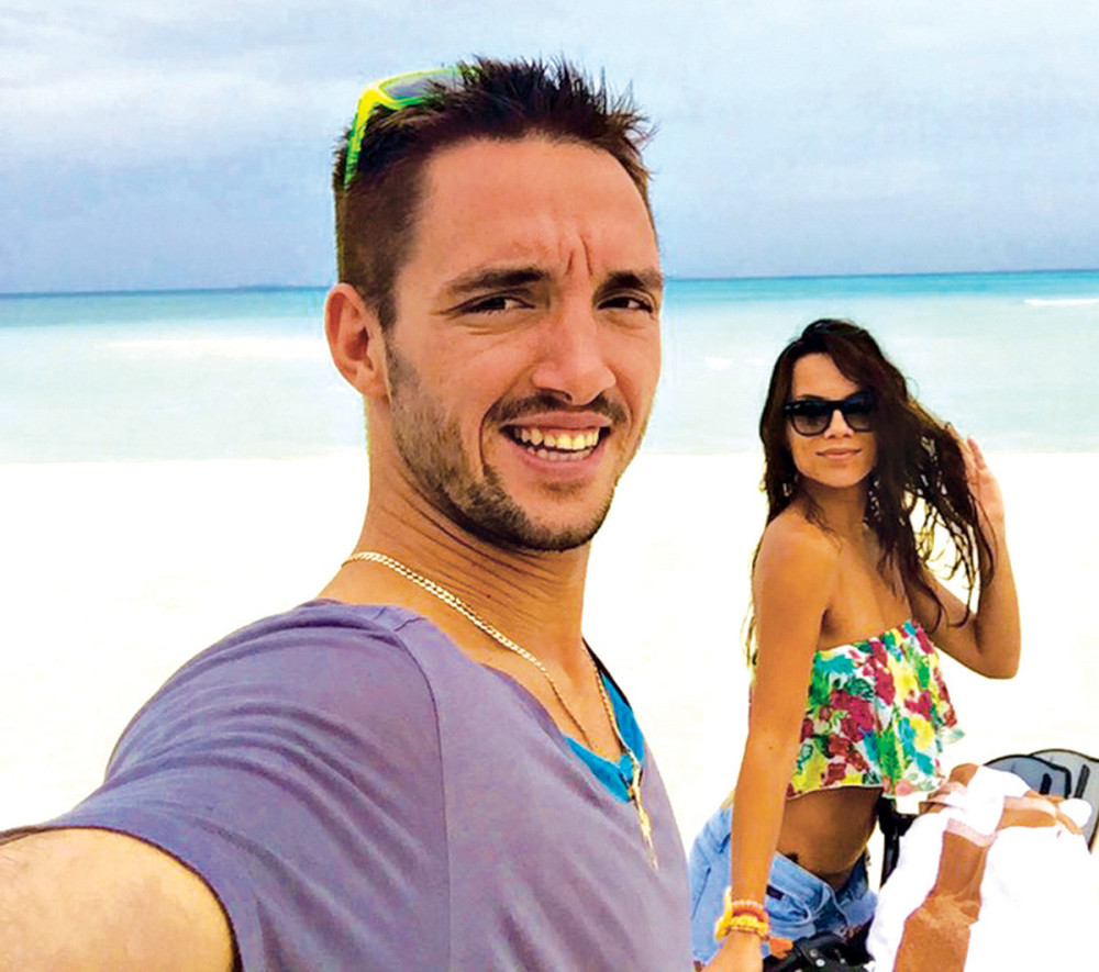 Troicki uživa sa devojkom!