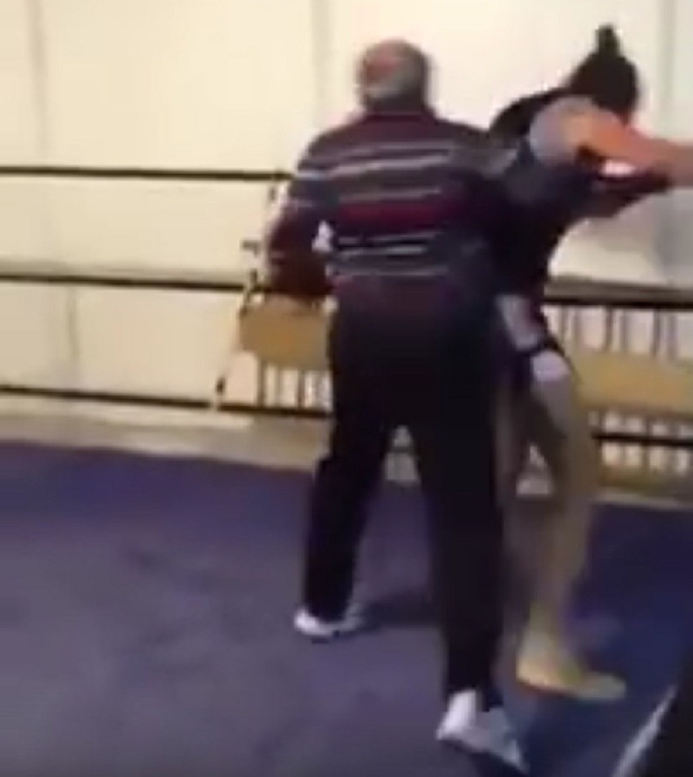 Pogledajte šta je veteran uradio mladom bokseru (VIDEO)