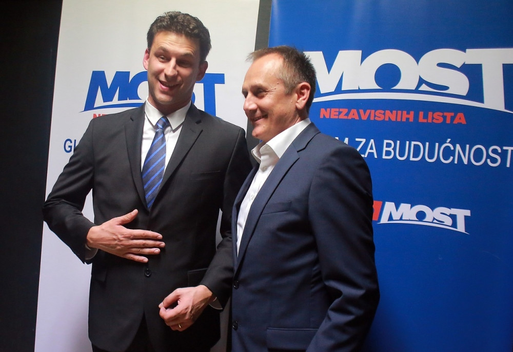 Most traži mesto premijera!