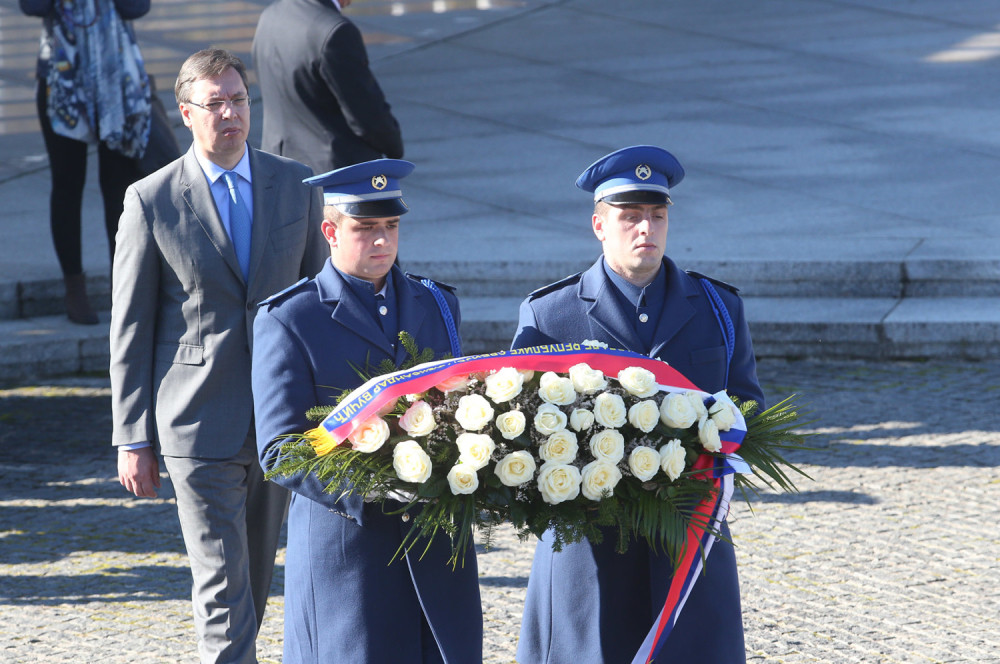 Vučić, Dodik i Izetbegović prošetali Srebrenicom (FOTO)