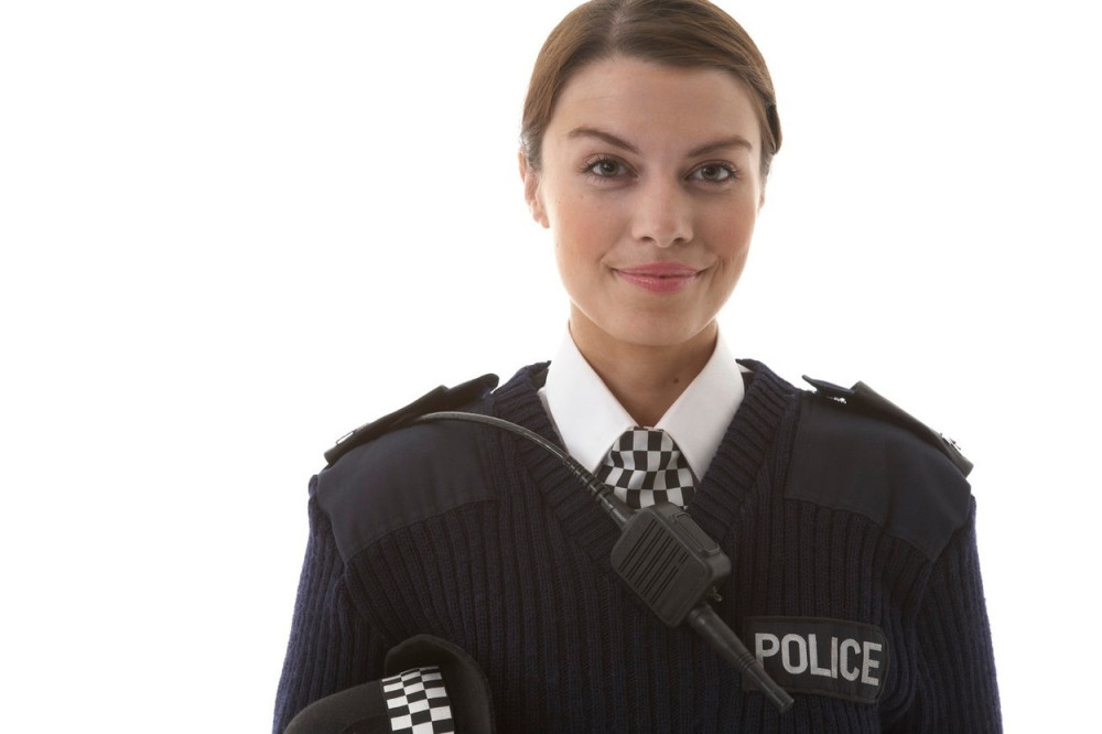 Silikonske grudi nisu smetnja policajkama