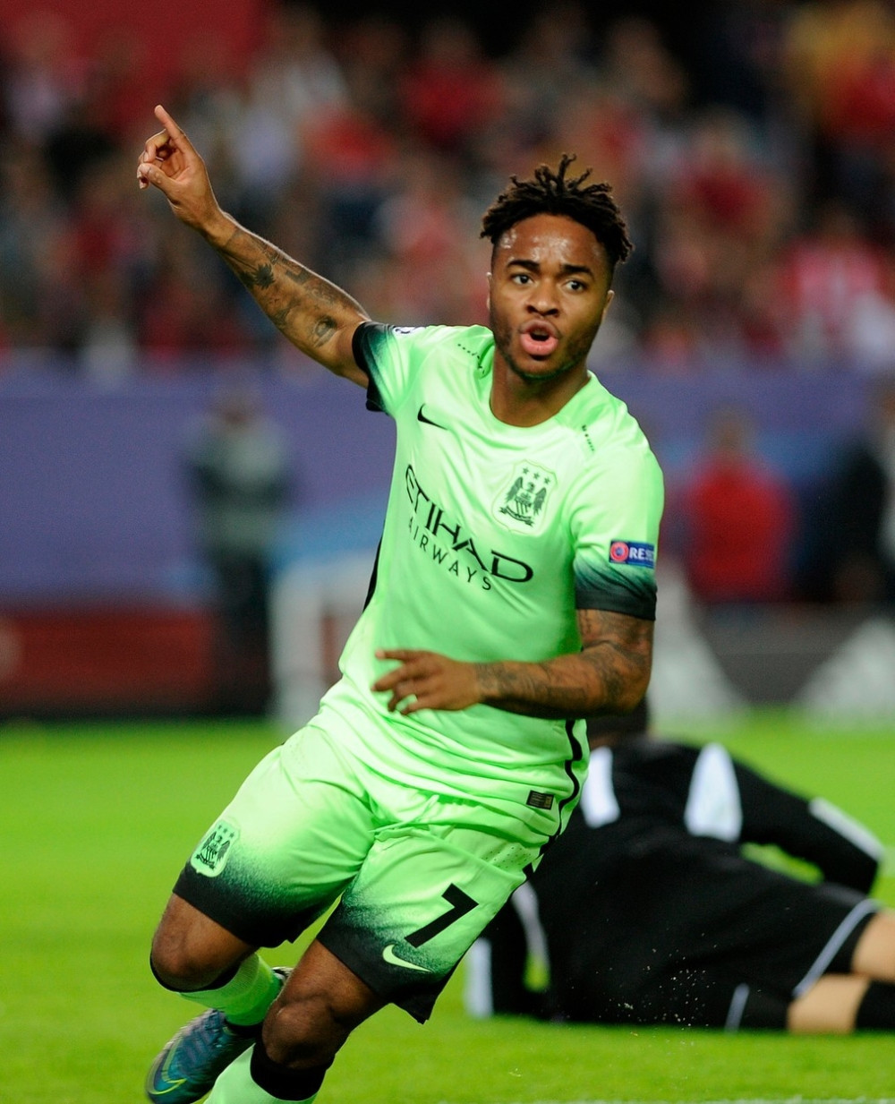 Sterling orgijao, pa nije hteo da plati!