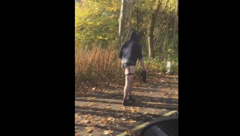 Zanimljiva odevna kombinacija, momče! (VIDEO)