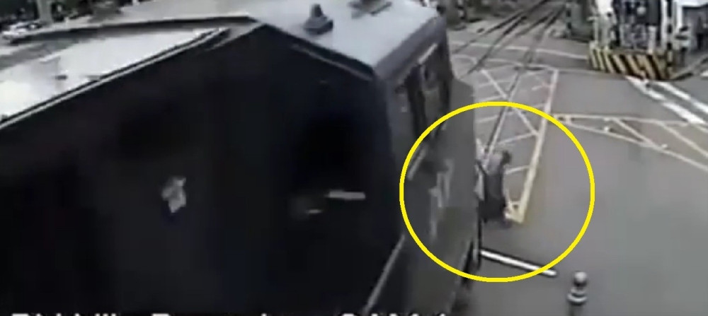 Starac za dlaku izbegao smrt pod vozom! (VIDEO)