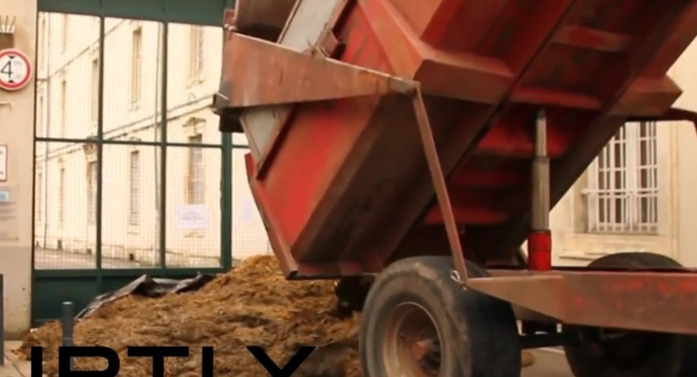 Francuski seljaci zatrpali Vladu fekalijama (VIDEO)