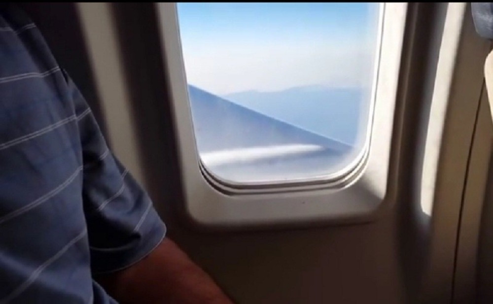 Zaprepašćujući prizor u avionu pred gomilom putnika! (VIDEO)