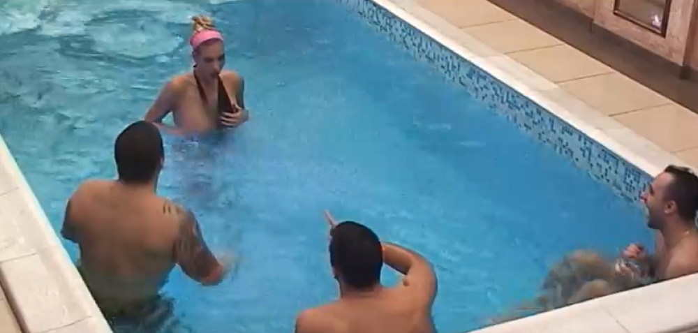 Avi ispale grudi u bazenu! (VIDEO)