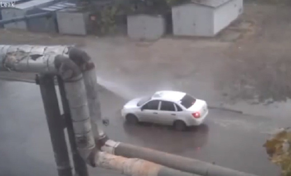 Pukla cev na putu, a Rusi peru kola! (VIDEO)