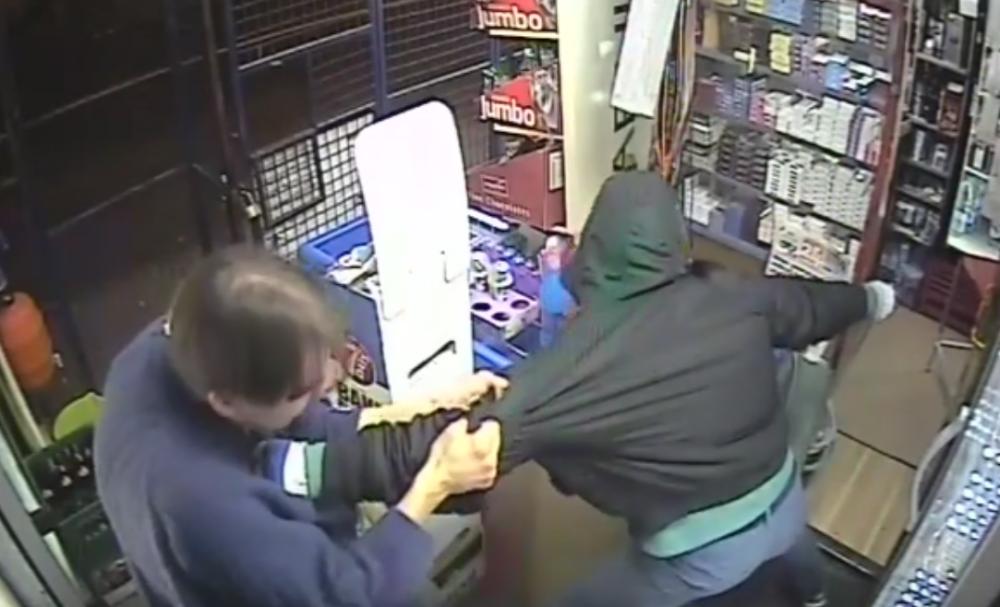 Pljačka trafike u Zemunu! (UZNEMIRUJUĆI VIDEO)