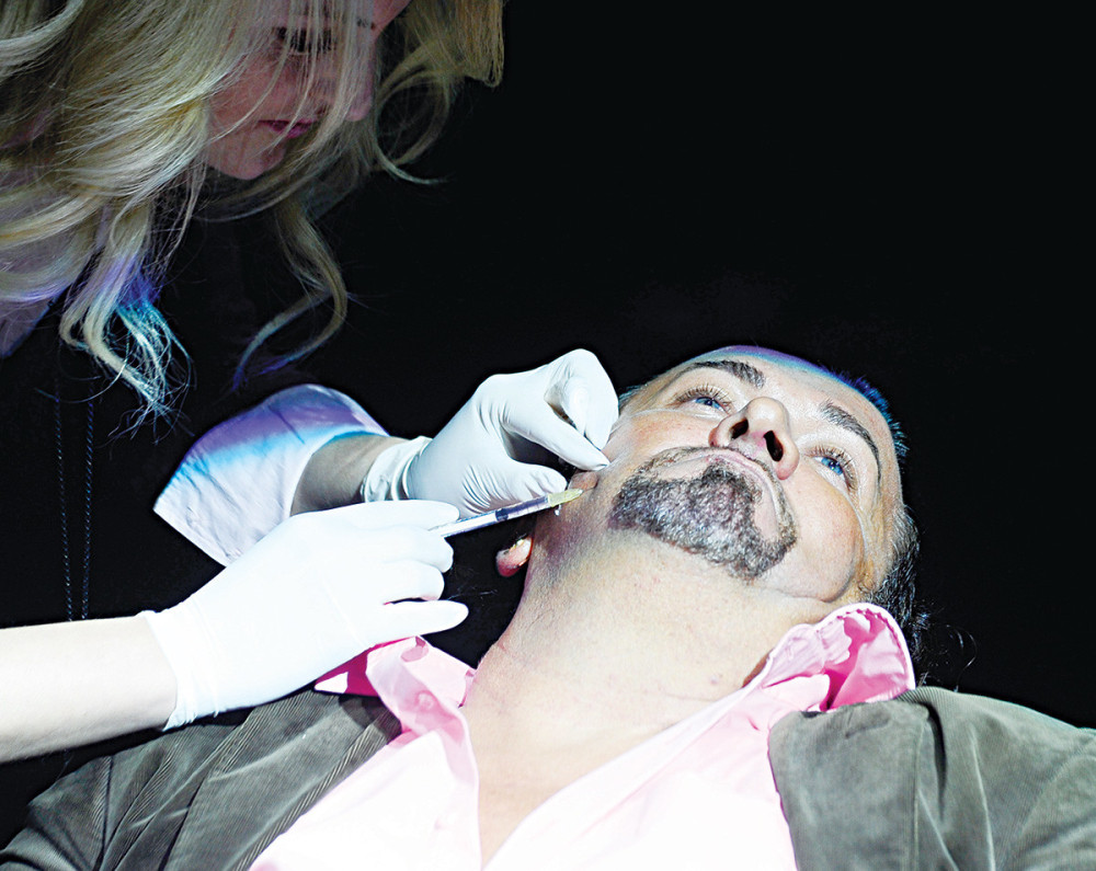 Macu izboli nasred kluba!